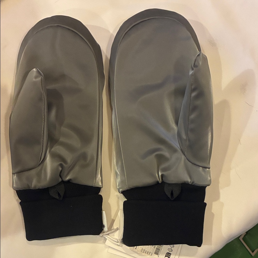 NWT Rains Alta puffer mittens size medium